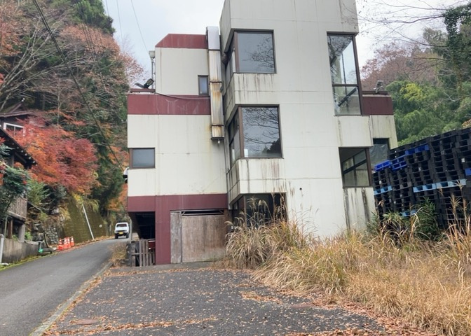 家を建てる前提で土地を探している場合、地盤の丈夫さは譲れない条件の一つです。地盤が脆弱だと追加工事が必要となります。また、過去に地盤沈下や液状化現象を起こした土地は、できるだけ避けた方がいいでしょう。