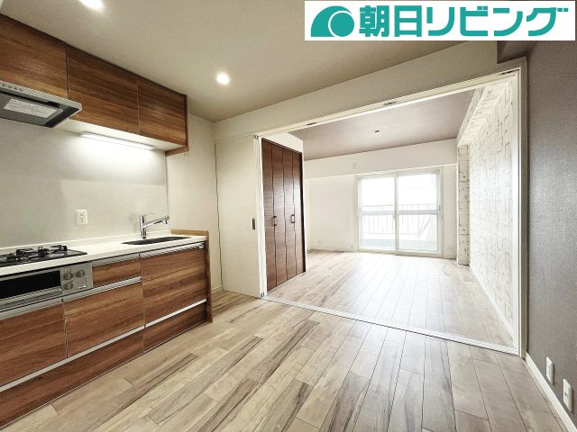 間仕切り開放で広がる約11.6帖の空間。窓まで視界が抜けて開放感があります