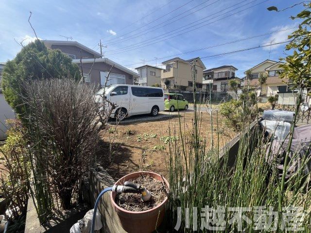 道路からのアプローチの両サイドに設けられたお庭