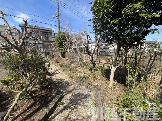 道路からのアプローチの両サイドに設けられたお庭