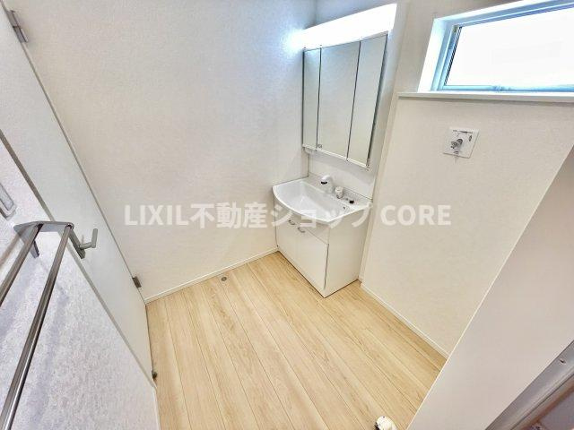 ゆとりの洗面スペースで朝の身支度も快適スムーズに。鏡の裏にはたっぷりと収納スペースを標準装備！　