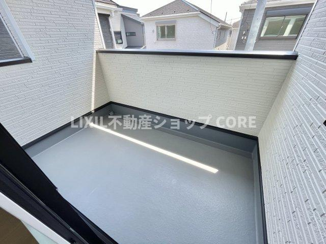 開放感いっぱいの眺望と共に光と風を享受するバルコニー。景観を眺めることができます。　