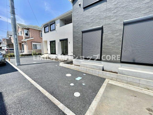 前面道路は閑静な住宅地をはしる車通りの少ない道路。お車の出し入れが苦手なママや小さなお子様にも安心　