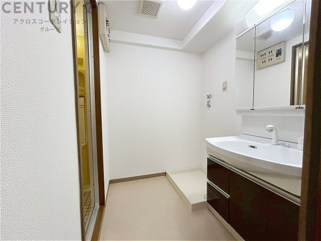 衣服の収納や脱ぎ着や整理整頓がしやすく、湿った衣類を乾燥させるスペースがありカビや臭いの発生を防ぎます。床の汚れを他の部屋に持ち込まず清潔を保つことができます。また快適な入浴環境の整備にも役立ちます。