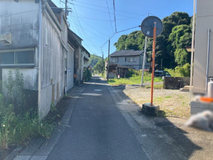 見通しの良い道路で、毎日の運転や駐車もスムーズです。