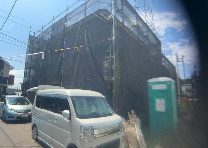 住宅用の土地では前面道路に2m以上接していなければならないと法律で定められています。しかし、お持ちの車のサイズやライフスタイルなどにより、2mでは利便が悪い場合もございますので、事前に確認しましょう。
