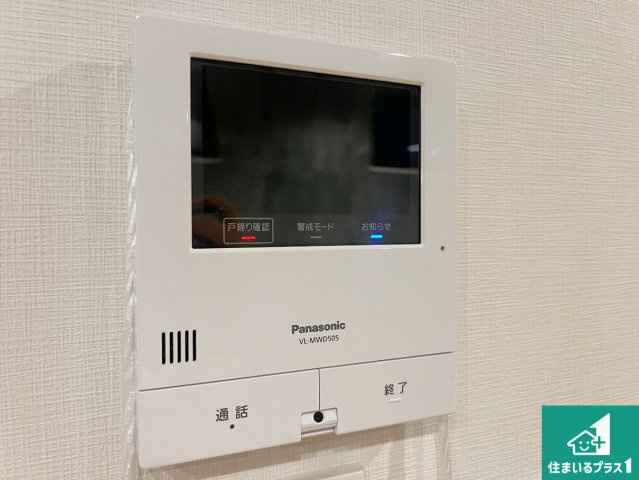 カラーモニターインターホン！声だけでなく来訪者の姿や顔がモニターで確認できるので、小さなお子様がいらっしゃるご家庭でも安心できます！