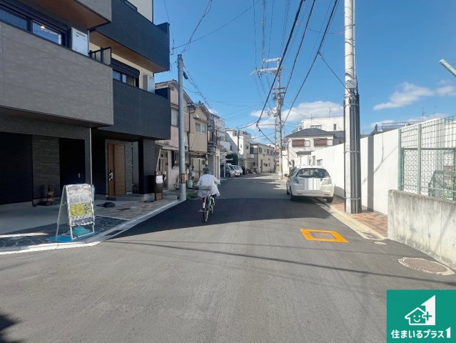 周辺は閑静な住宅街！前面道路広々で車の出し入れも便利です。駐車が苦手な方でも安心して車庫入れできます！