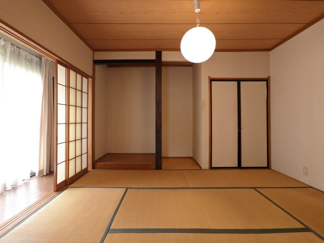畳の上でゆっくりとくつろげる和室です