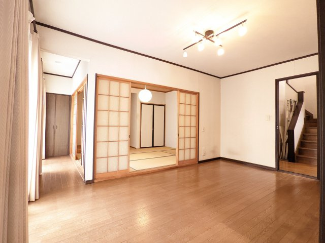 リビングと和室の間にある洋室で多目的に活用ができます