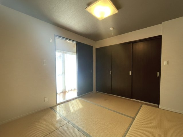 落ち着きのある畳敷きの和室。大きな収納を備えており、来客用寝室やお子様の遊び場としても便利にお使いいただけます。隣接する空間との動線も良く、家族構成の変化に合わせて多目的に活用可能。