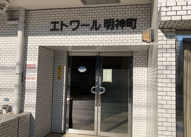 マンションのエントランスには、もともと風よけや防犯の役割がありますが、マンションによって宅配ボックスなどの設備が備わっている所もあります。日々の生活をイメージしながら生活しやすさをチェックしましょう。