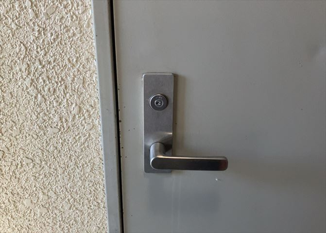 室内の防犯設備もチェックしましょう！モニター付きインターホンが設置されているか、防犯シャッターが設備されているか、ベランダに人が上がってきにくい高さかなどチェックしておくと入居後も安心できるでしょう。
