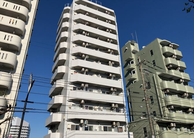 眺望の良さを楽しめるダイニングキッチンで家族団らんの時間を過ごしてはいかがでしょうか。バルコニーから見える景色を家族で眺める時間は、時間が経つのを忘れてしまいそうですね。是非、現地を見に行きましょう！