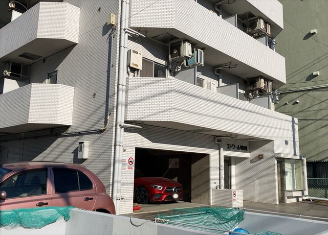 道幅が広い場所は日当たりや風通が良好です。幅が広いのですれ違いも可能ですし大きな車でも駐車可能！一方で、大型車が通ることも多くなるため交通量の増加により騒音に繋がります。また土地の値段が高くなります。