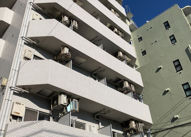 一般的なバルコニーは、奥行1.5ｍ程ですが、ワイルドバルコニーは2ｍまで広がっています。そのため洗濯物の間隔をあけ干すことができ、乾きやすいというメリットや、ガーデニングが楽しめる等の特徴があります。