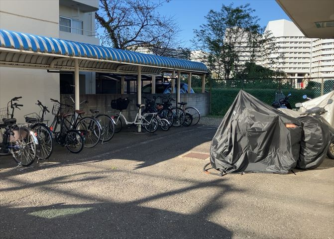 マンションの駐輪場は、事前に空きがあるか確認を取ると安心です。せっかく入居したのに駐輪スペースがない！なんてことになったら大変ですよね。そこで、内見時や購入前にはまず事前に確認しておくと良いでしょう。