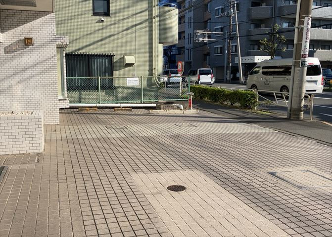 駐車場と明記されていても、最小スペースでつくられた駐車場だと大型車は駐車できなかったり、出入りしにくくなったりする可能性があります。お車のサイズと購入したい物件の駐車場のサイズを現地で確認しましょう。