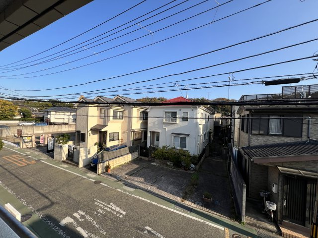 前面道路の為、開放感があります。