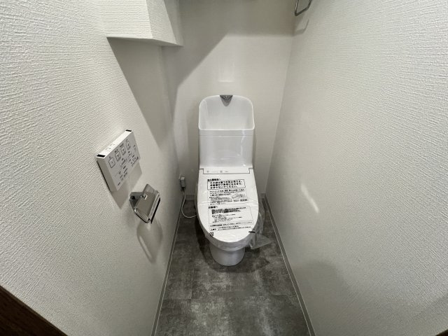 温水洗浄機能付きのトイレになります。リモコン付