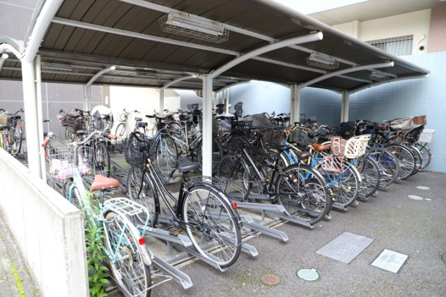 マンションの駐輪場は、事前に空きがあるか確認を取ると安心です。せっかく入居したのに駐輪スペースがない！なんてことになったら大変ですよね。そこで、内見時や購入前にはまず事前に確認しておくと良いでしょう。