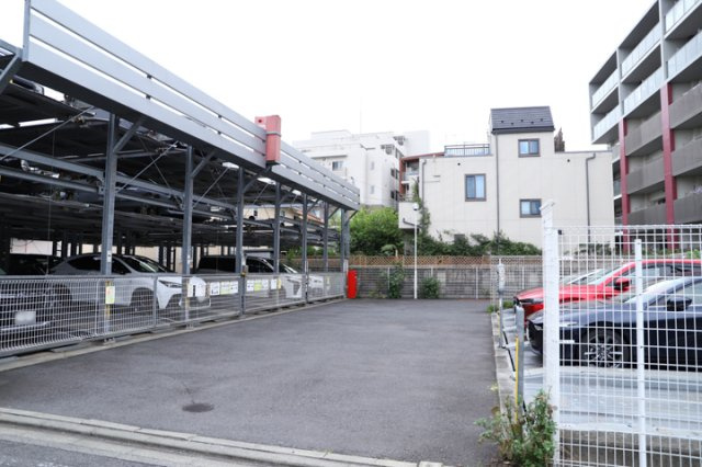 駐車場と明記されていても、最小スペースでつくられた駐車場だと大型車は駐車できなかったり、出入りしにくくなったりする可能性があります。お車のサイズと購入したい物件の駐車場のサイズを現地で確認しましょう。