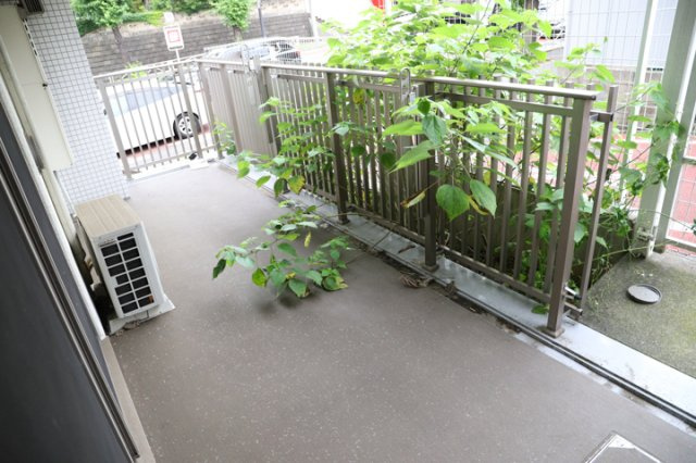バルコニーは、室外の専用スペースのうち、「屋根がなく開放された空間」であるものを指します。ベランダより広いタイプのものが多く、日当たりもよいため家庭菜園などを楽しみたい人にとって適した環境となります。