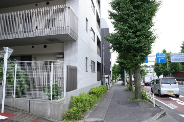 お持ちの車種によっては前面道路が広い方が便利でしょう。しかし、前面道路が広ければその分交通量が多くなるため、騒音などが気になる場合があります。実際に現地を見学し、周辺交通量や騒音などを確認しましょう！