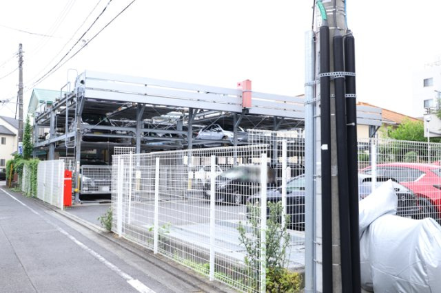 車一台あたりに必要なスペースは、標準サイズの普通自動車で横幅2m50cm、長さ5mは必要になります。ただし、乗降のことも考慮して横幅3m30cm、長さ5m50cmほどは確保できるところを選びましょう。