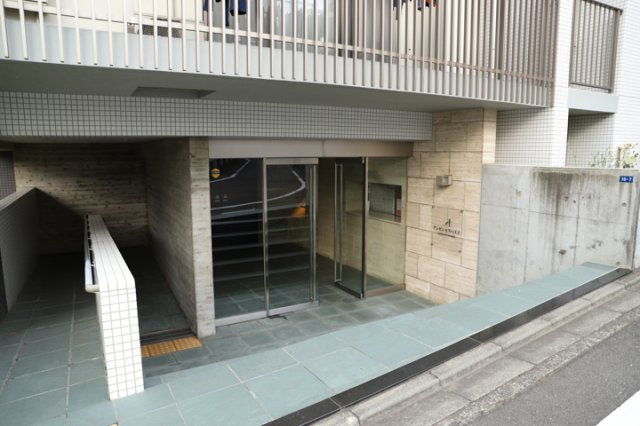 マンションのエントランスには、もともと風よけや防犯の役割がありますが、マンションによって宅配ボックスなどの設備が備わっている所もあります。日々の生活をイメージしながら生活しやすさをチェックしましょう。
