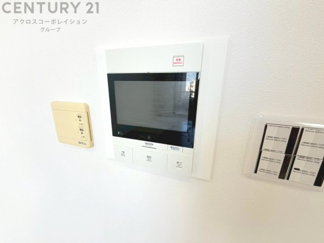 訪問者が来たときにテレビ画面で確認できるため、安心してドアを開けられます。録画機能があるものもあり、留守中に来訪者を記録しておくことができます。利便性が高く、セキュリティ面でも安心です。