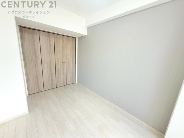 明るい色合いのフローリングとクロスを使用した洋室は家具やインテリアとも調和しやすく空間が広く感じられ開放感を生み出します。自然光を効果的に反射し、室内を明るく保つため、日中の照明使用を抑えられます。