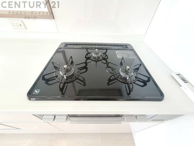 多数の調理器具を同時に使用でき、料理の効率化が可能。省エネで節約になり、様々な料理スタイルに適応できます。また、火力調整が独立しており、手入れや掃除もしやすく、今よりもっとお料理が楽しくなるかも。