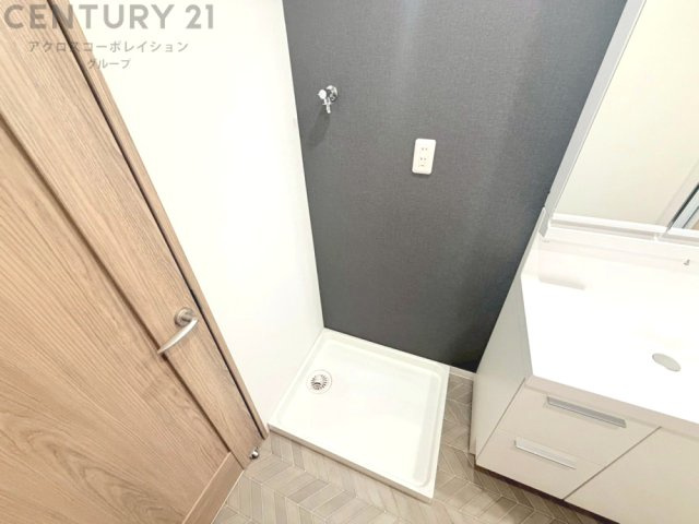 洗濯物の仕分け作業がしやすく、整理整頓が容易になります。洗濯音や湿気を他の部屋に持ち込まず、生活環境を快適に保ちます。上部を活用すれば収納スペースを確保でき洗剤や洗濯用品の整理もしやすくなります。