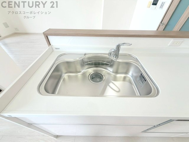 大きなシンクでお鍋などの大きな調理器具を洗う際にも便利です。