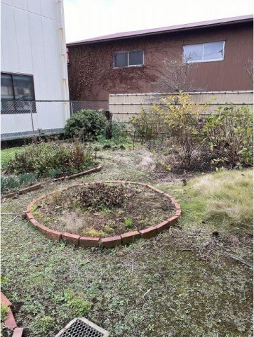 現況古家がございますので、建て替えとしてご検討いただく売地物件です。　お好きなハウスメーカーでこだわりの詰まったマイホームを実現させてみませんか。