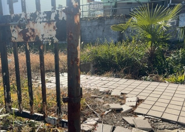 土地の面積＝住宅面積ではありません。建ぺい率の問題などで、土地のある場所によって住宅を建てられる面積は限られています。高さもしかり、「土地」という言葉の中には、建築条件も含まれると考えておきましょう。