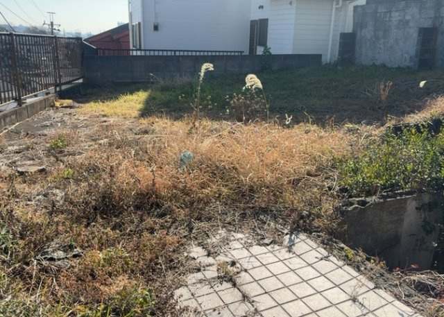 家を建てる場合、方位は要チェックです。現実的に日当たりのよい家ならばリビングは南側、建築基準法でも北側に当たる家への配慮は求められています。土地を見学に行く際は、方位磁針を持って行くようにしましょう。