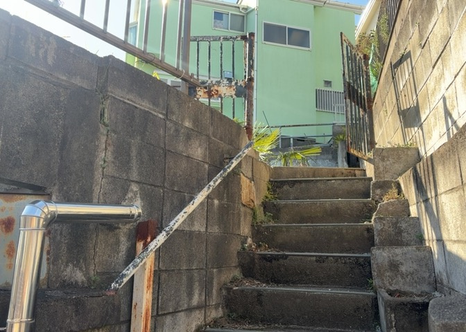 土地の前の道路に消火栓が設置されていることがあります。この場合、道路交通法第45条第1項により、駐車禁止の場所が指定されています。そのため、車庫などの駐車スペースをつくることができない場合があります。