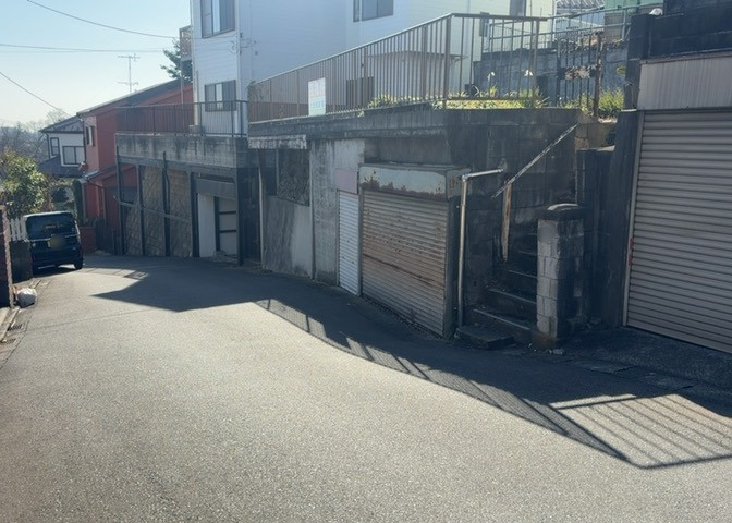 現地に行くなら、物件の周囲の地形がどうなっているかを見ることも大切です。周辺より低くなっている土地では、大雨などで水が集まりやすいため、地盤が弱くなっているということも考えられるため、注意が必要です。