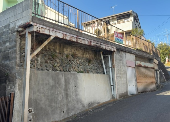 土地購入を検討されている場合、境界杭がない状態で購入してしまうと境界確定測量をする必要があり、費用がかかります。購入の前に、売主、隣土地所有者立ち合いのもと境界を確定し境界杭を設置するのがベストです。
