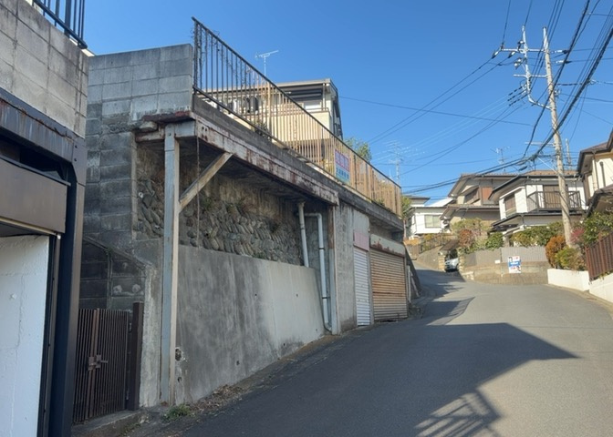 家を建てる前提で土地を探している場合、地盤の丈夫さは譲れない条件の一つです。地盤が脆弱だと追加工事が必要となります。また、過去に地盤沈下や液状化現象を起こした土地は、できるだけ避けた方がいいでしょう。