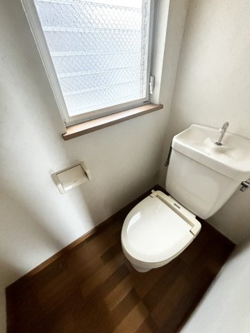 ■トイレ｜白を基調としたトイレになってます♪窓付きなので常に綺麗を保てます♪