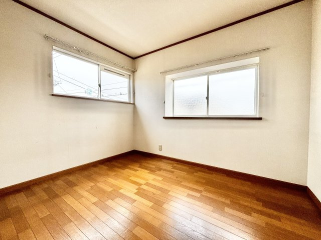 ■洋室｜ナチュラルカラーの床です。模様替えなどとても楽しく工夫できます♪陽当たり、風通しもとても良いので毎日快適な生活スタートです！子供部屋にも良いですね♪