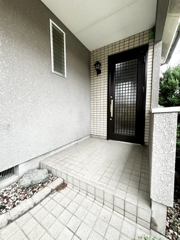 ■玄関｜屋根付きの玄関ドアです！雨が降っていても玄関の出入りも雨に濡れてしまう心配もございません！高級感あふれる玄関ドアもpointです