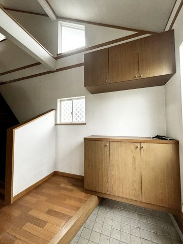 ■玄関｜毎日の「いってらっしゃい」や「お帰りなさい」を大切なご家族と過ごす玄関は〈使いやすさ〉を追求しております。玄関横の物入は急な来客時でもさっとお片付けできるスペースを確保しています。