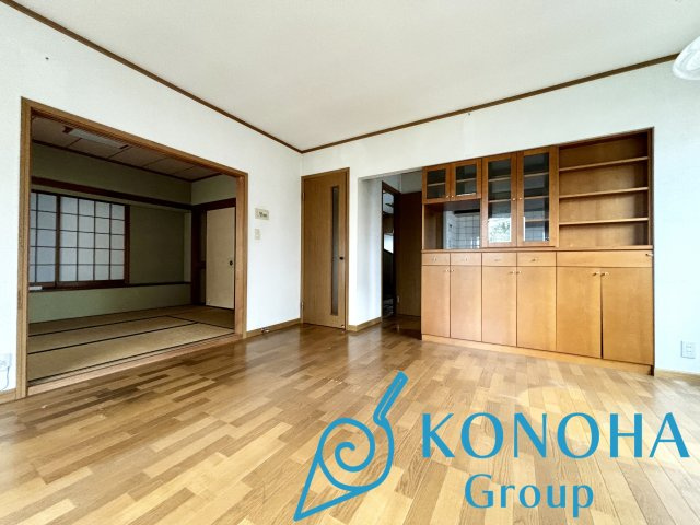 ■リビング｜木製で懐かしさのある家具やアンティーク調の小物に囲まれてレコードを流したり小説を読んだり…そんな心ときめく暮らしをしませんか？
