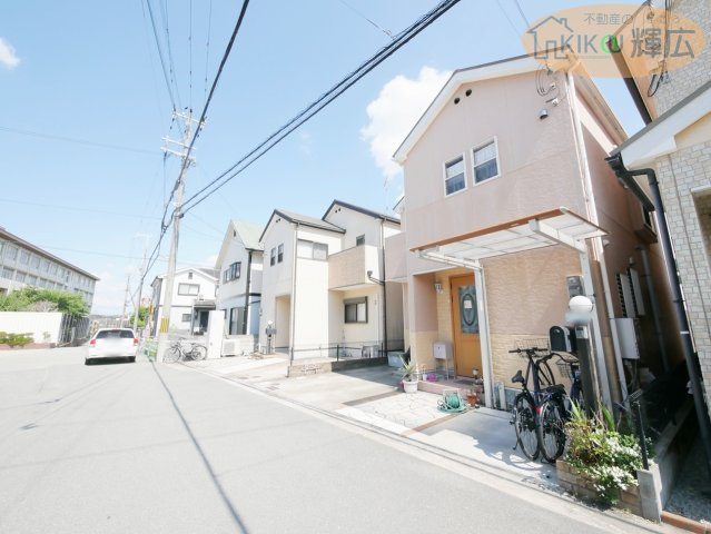 前面道路は広々としておりますので、お車運転が苦手な方でも安心です。