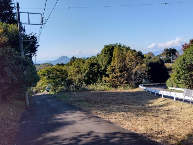角地なので解放感があります。南側が道路に接しているので陽当たり良好です。
