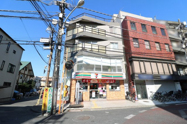 建物1階にはコンビニが入っておりちょっとした買い出しや支払いもラクラク。